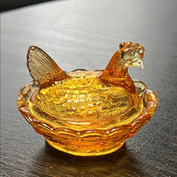 Vintage Miniature Honey Amber Glass Hen on Nest Salt Cellar Degenhart USA - Picture 3 of 11